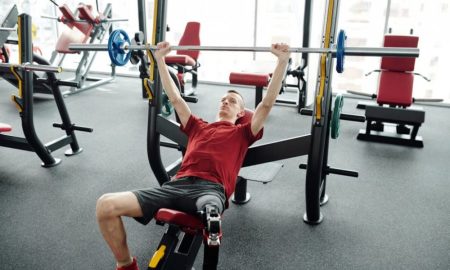 does bench press workout biceps